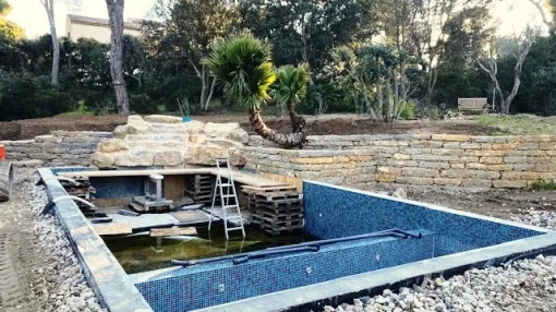 Création d'une cascade avec blocs d'enrochement sur une piscine privée à Six-Fours les Plages, Six-Fours-Les-Plages, Environnement Services