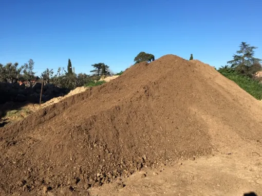 Terre végétale enrichie et criblée à Six-Fours