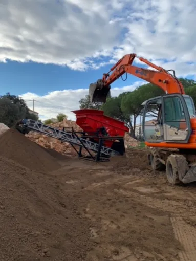 Criblage de la terre  à Six-Fours
