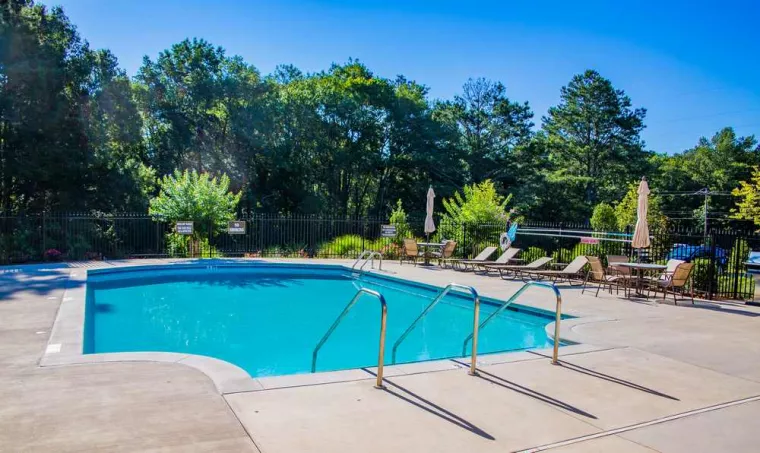 Faire appel à une entreprise de terrassement pour rénover une terrasse de piscine en béton, Six-Fours-Les-Plages, Environnement Services