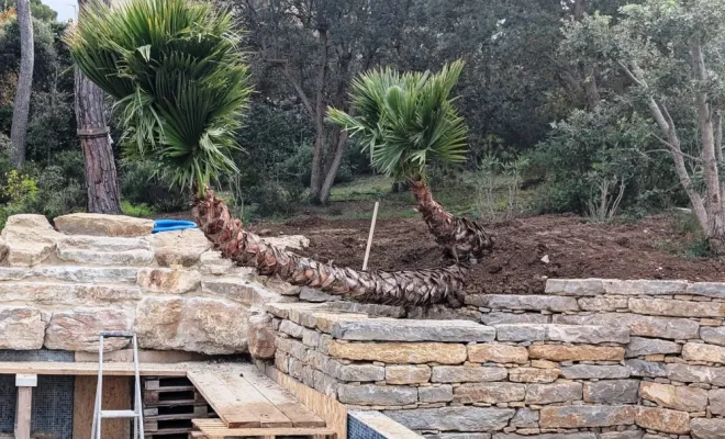 Création d'une cascade avec blocs d'enrochement sur une piscine privée à Six-Fours les Plages, Six-Fours-Les-Plages, Environnement Services