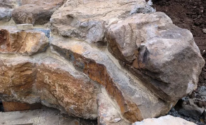 Création d'une cascade avec blocs d'enrochement sur une piscine privée à Six-Fours les Plages, Six-Fours-Les-Plages, Environnement Services