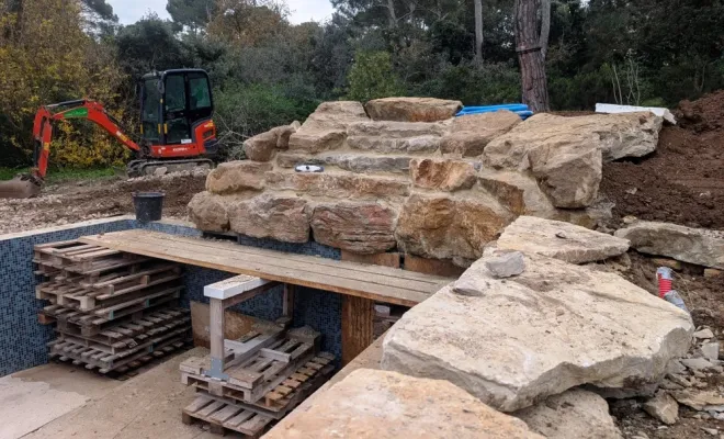 Création d'une cascade avec blocs d'enrochement sur une piscine privée à Six-Fours les Plages, Six-Fours-Les-Plages, Environnement Services