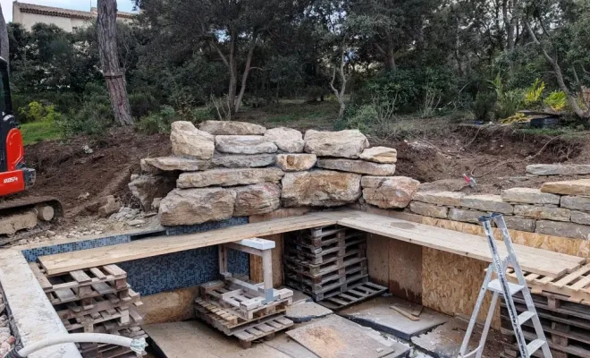 Création d'une cascade avec blocs d'enrochement sur une piscine privée à Six-Fours les Plages, Six-Fours-Les-Plages, Environnement Services