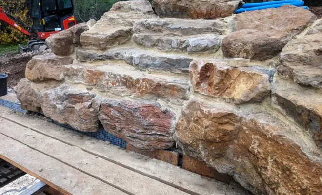 Création d'une cascade avec blocs d'enrochement sur une piscine privée à Six-Fours les Plages, Six-Fours-Les-Plages, Environnement Services