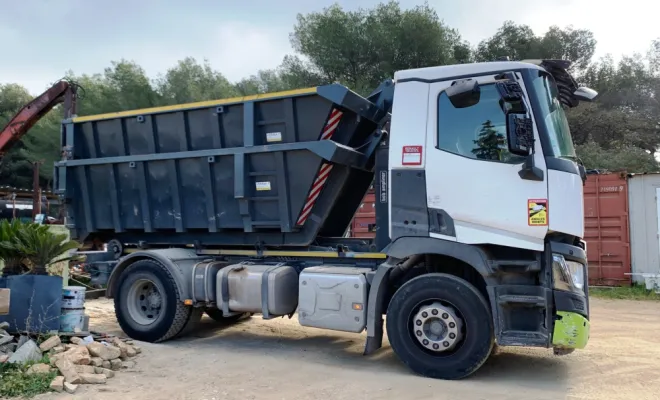 Camion 19 tonnes supportant 2 bennes